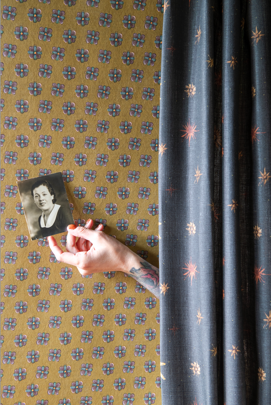 Sorellina Wallpaper, Incantation